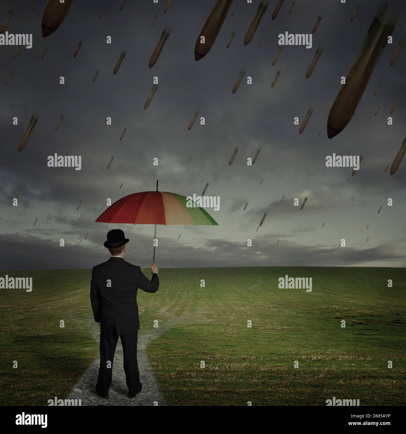 Mann hält einen Regenschirm, wenn Bomben regnen Stockfoto