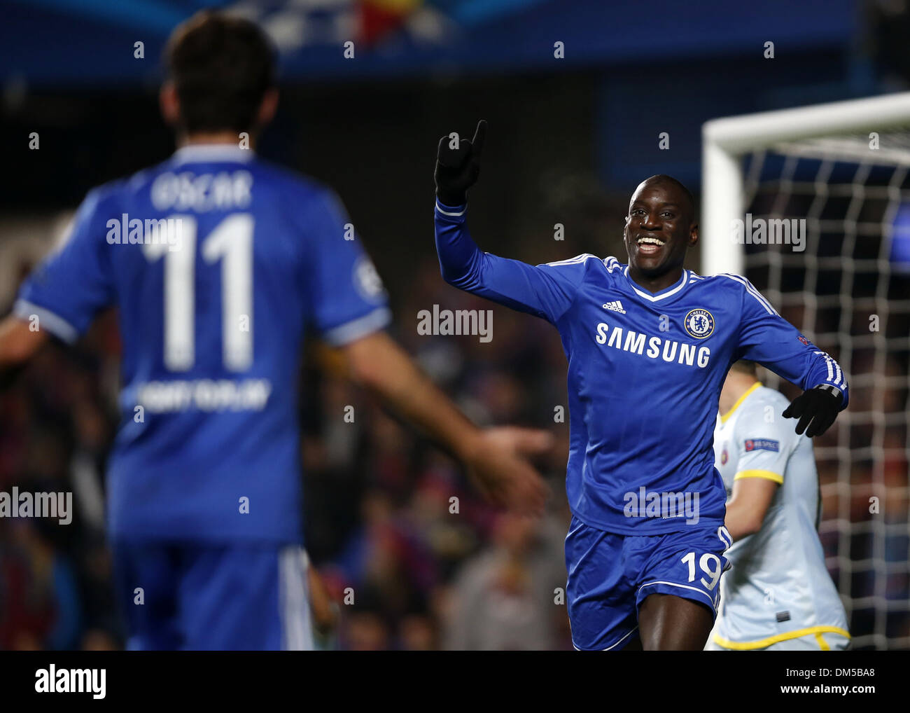 (131212) - LONDON, 12. Dezember 2013 (Xinhua)--Demba Ba (R) von Chelsea feiert scoring während der UEFA Champions League-Gruppe E-Partie zwischen Chelsea und FC Steaua Bukarest bei Stamford Bridge Stadium in London, Großbritannien, am 11. Dezember 2013. Chelsea gewann 1: 0. (Xinhua/Wang Lili) Stockfoto