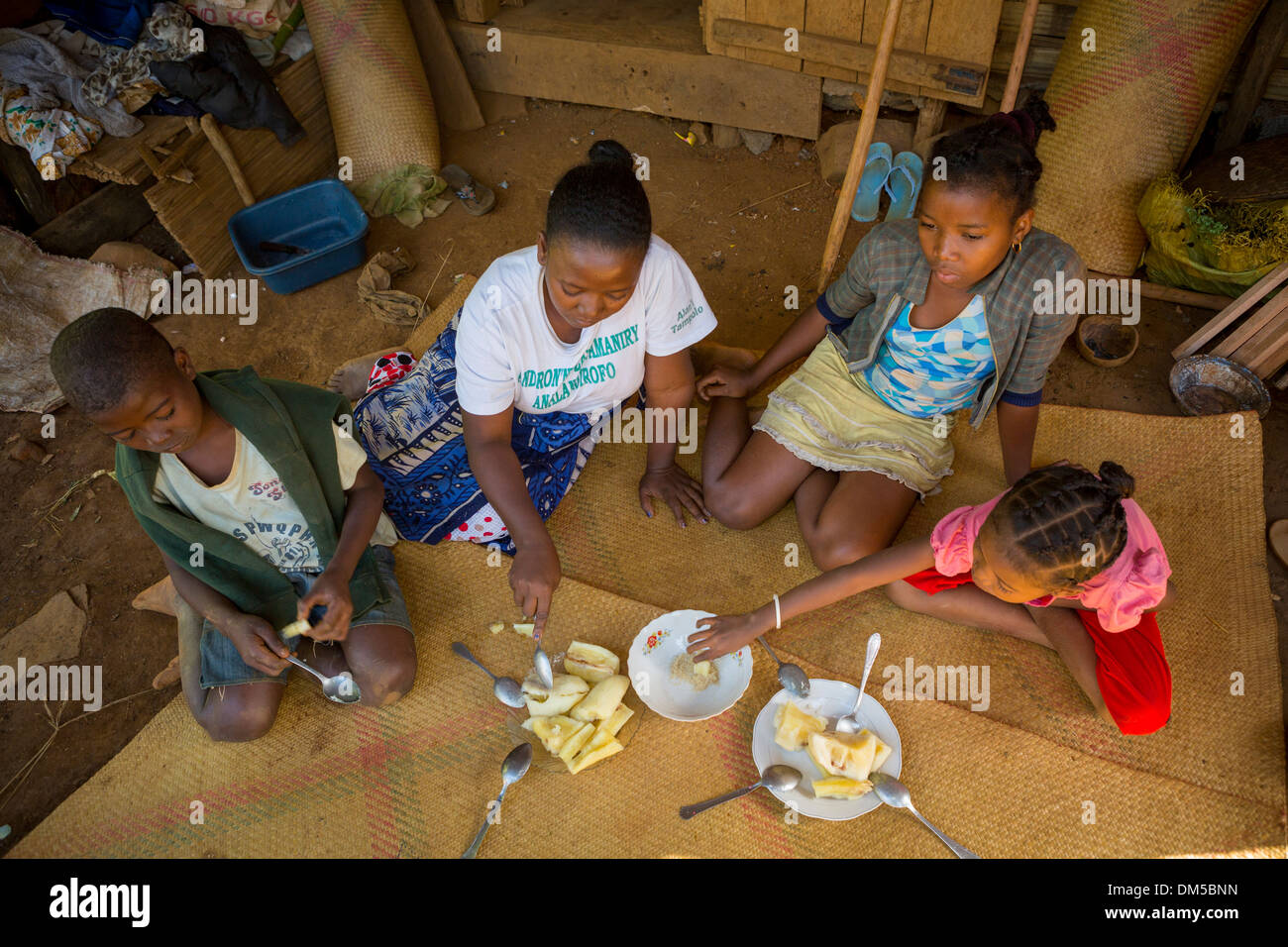 Eine Familie isst eine Mahlzeit in Fenerive Est Bezirk, Madagaskar. Stockfoto