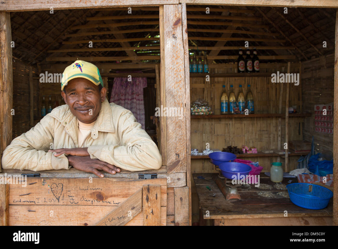 Ein Mann in seinem Schaufenster in Fenerive Est Bezirk, Madagaskar. Stockfoto