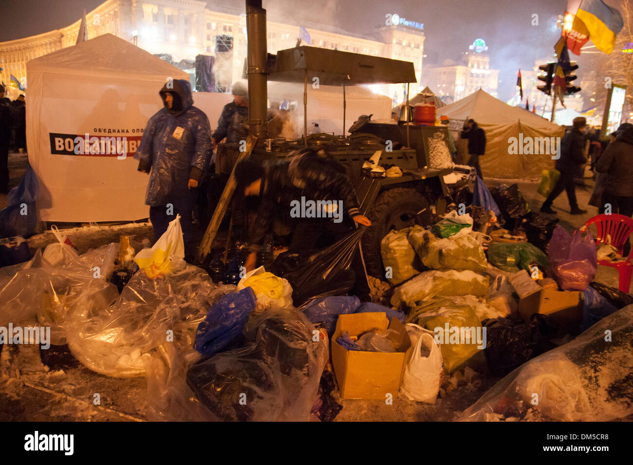 Kiew, Ukraine. 11. Dezember 2013 wurden Tausende von Menschen auf die Straße in der ukrainischen Hauptstadt Kiew, Suche nach dem Rücktritt der Regierung für die Ablehnung einen deal auf engere Beziehungen mit der Europäischen Union. Schoene regierungsfeindliche Proteste in Kiew Hauptplatz. Bildnachweis: Vasyl Molchan/Alamy Live-Nachrichten Stockfoto