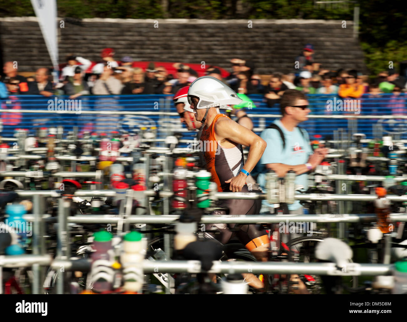 Rennfahrer starten die Fahrrad-Etappe des Rennens an der Wechselzone Rad. 2013-Whistler-Ironman-Rennen. 25. August 2013. Stockfoto