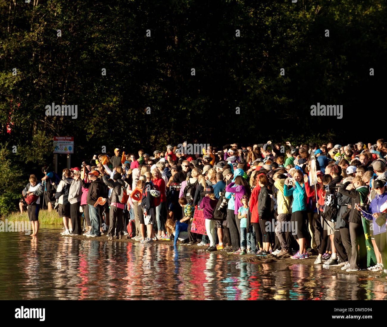 Zuschauer im Rainbow Park während dem Schwimmen Bein des Ironman. 2013-Whistler-Ironman-Rennen. 25. August 2013. Stockfoto