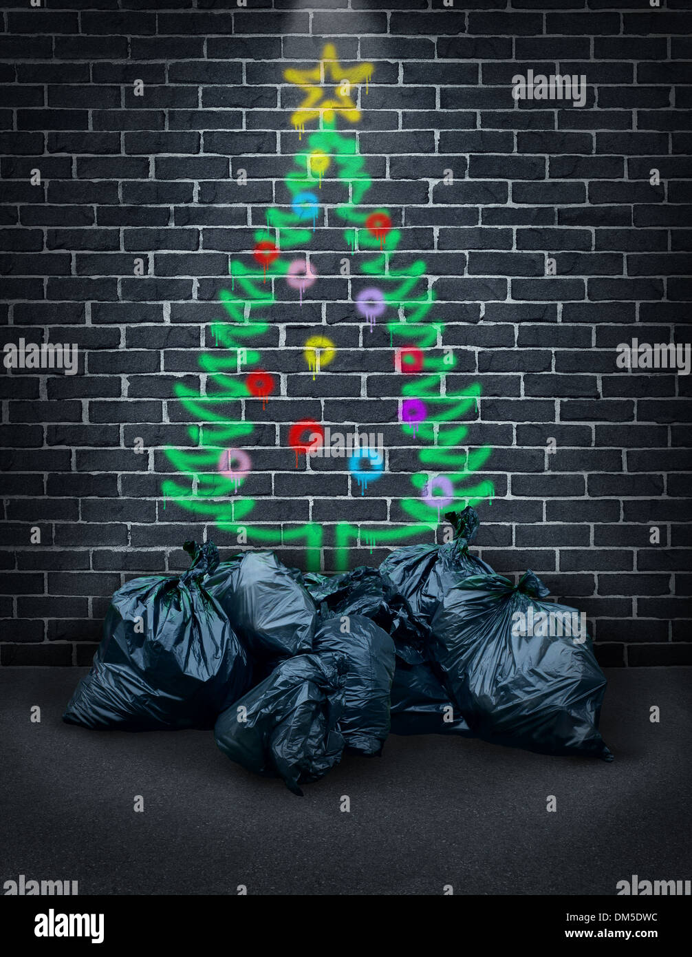 Armut in den Ferien als Konzept für soziale Belange der Nächstenliebe und in Bezug auf die finanziellen Herausforderungen der armen Familien und Obdachlose als Spray gemalt Graffiti eines Weihnachtsbaumes auf eine Stadt-Mauer mit Müllsäcke als Geschenke. Stockfoto