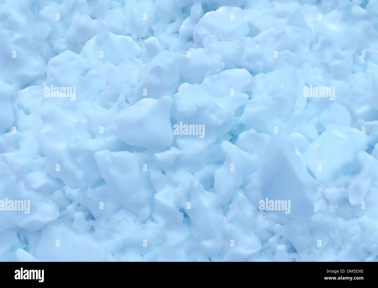 Textur-Hintergrund mit gefrorenen saubere, frische Eiskristalle als ein kalter Winter Tag Konzept mit Frost an einem kühlen weißen Schnee Stockfoto