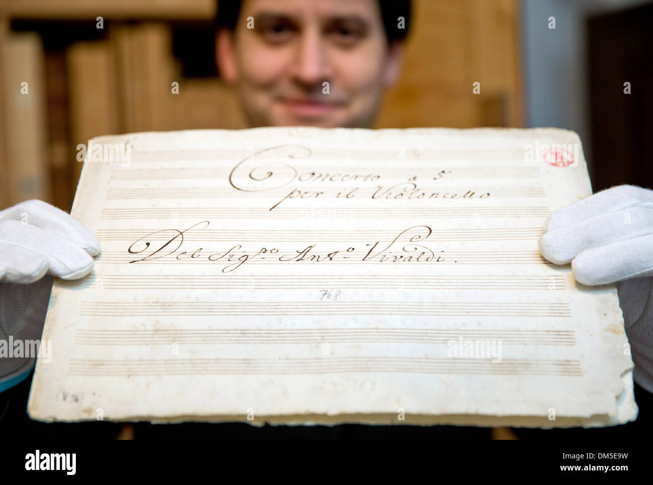 Wiesentheid, Deutschland. 26. November 2013. Rechtsberater des Archivs der Grafen von Schönborn, Peter Stingel, Noten präsentiert Noten von italienischen Komponisten Antonio Vivaldi im Archiv in Wiesentheid, Deutschland, 26. November 2013. Fast 500 Handschriften und rund 140 Drucke aus dem Nachlass des Grafen geben bemerkenswerte Einblicke in die Hofmusik in der späten Barockzeit. Foto: DANIEL KARMANN/Dpa/Alamy Live News Stockfoto