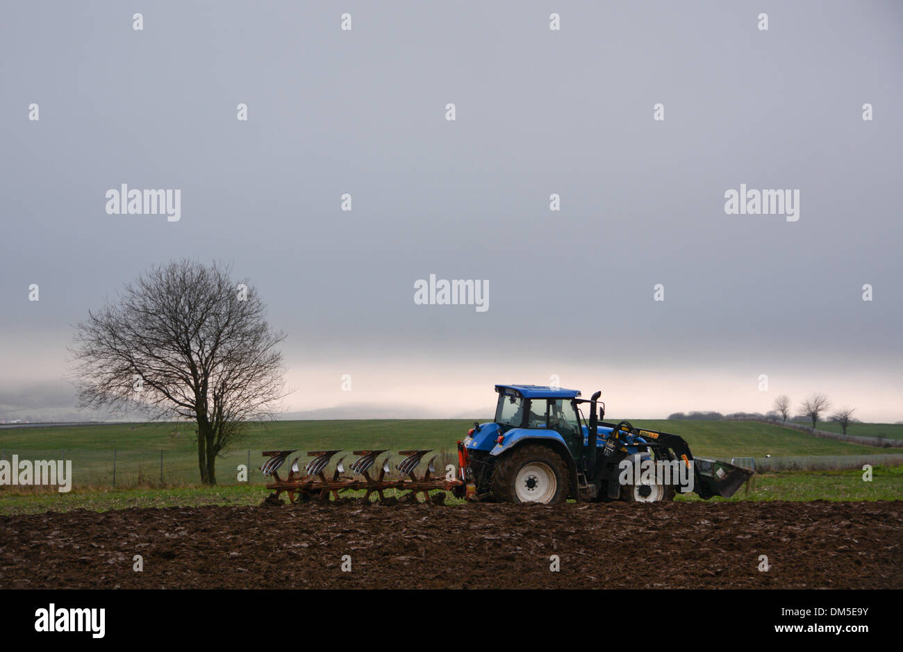 Calden, Deutschland. 11. Dezember 2013. Ein Traktor fährt über ein Feld in der Nähe von Calden, Deutschland, 11. Dezember 2013. Typisches Winterwetter hält die Region entzieht. Foto: UWE ZUCCHI/DPA/Alamy Live-Nachrichten Stockfoto