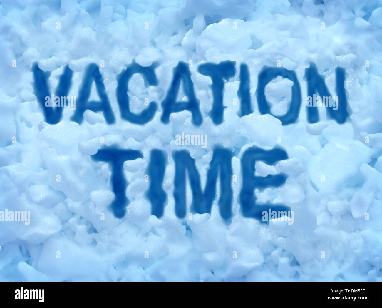 Urlaub-Zeit-Konzept mit einem kalten Schnee Hintergrund mit Text geprägt in der Eis-Srystals als Symbol für die Flucht vor dem kalten Winterwetter in einem wärmeren Klima für Erholung und Urlaubsglück einfrieren. Stockfoto