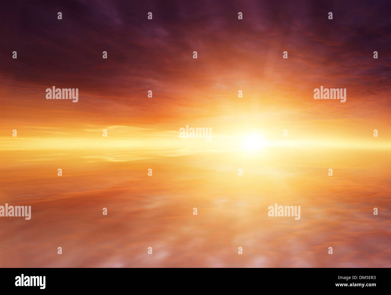 Sonnenstrahlen hell in den Wolken Stockfoto