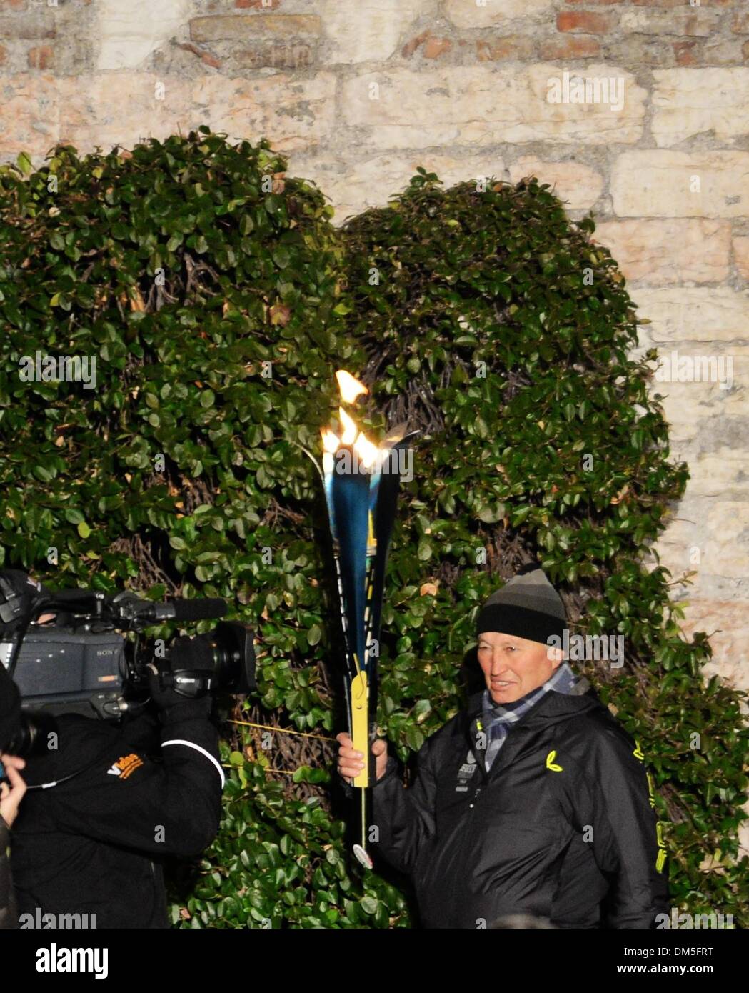Trentino, Italien. 11. Dezember 2013. Dieses Bild zeigt die Eröffnungsfeier der Universiade 2013 in Trentino, Italien, am 11. Dezember 2013. Rund 2.700 Nachwuchsathleten aus 52 Ländern und Regionen nahmen an der Veranstaltung teil. (Xinhua / He Xinye) Stockfoto