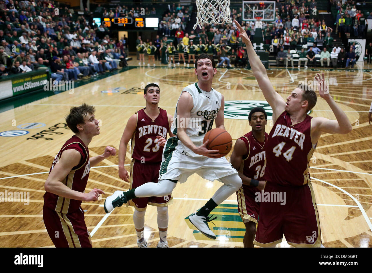 Fort Collins, Colorado, USA. 11. Dezember 2013. 11. Dezember 2013: Colorado State David Cohn versucht, in einem Layup über Denvers Griffin McKenzie in der ersten Hälfte bei Moby-Arena. Bildnachweis: Csm/Alamy Live-Nachrichten Stockfoto