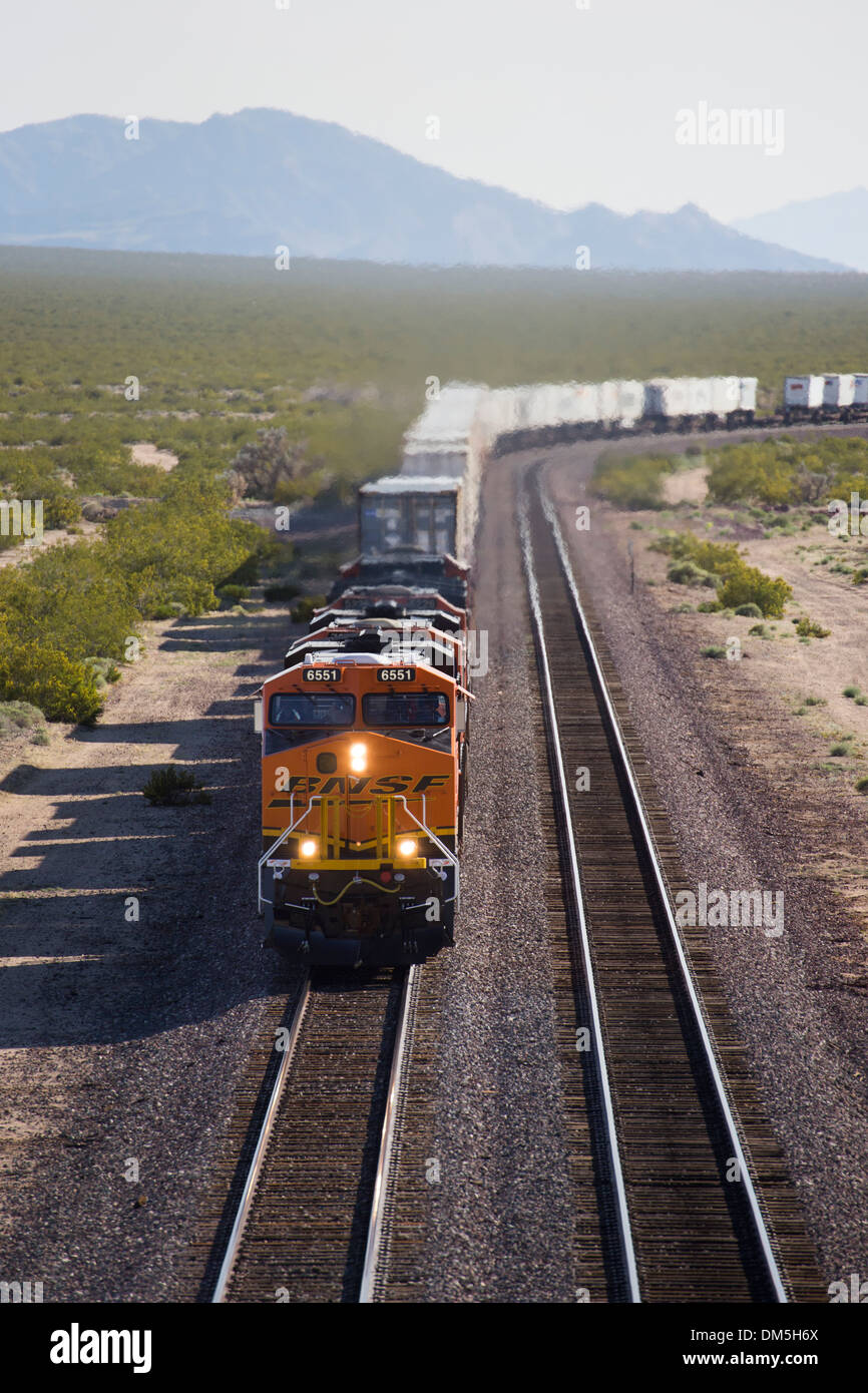 Güterzug der kalifornischen Wüste überqueren Stockfoto