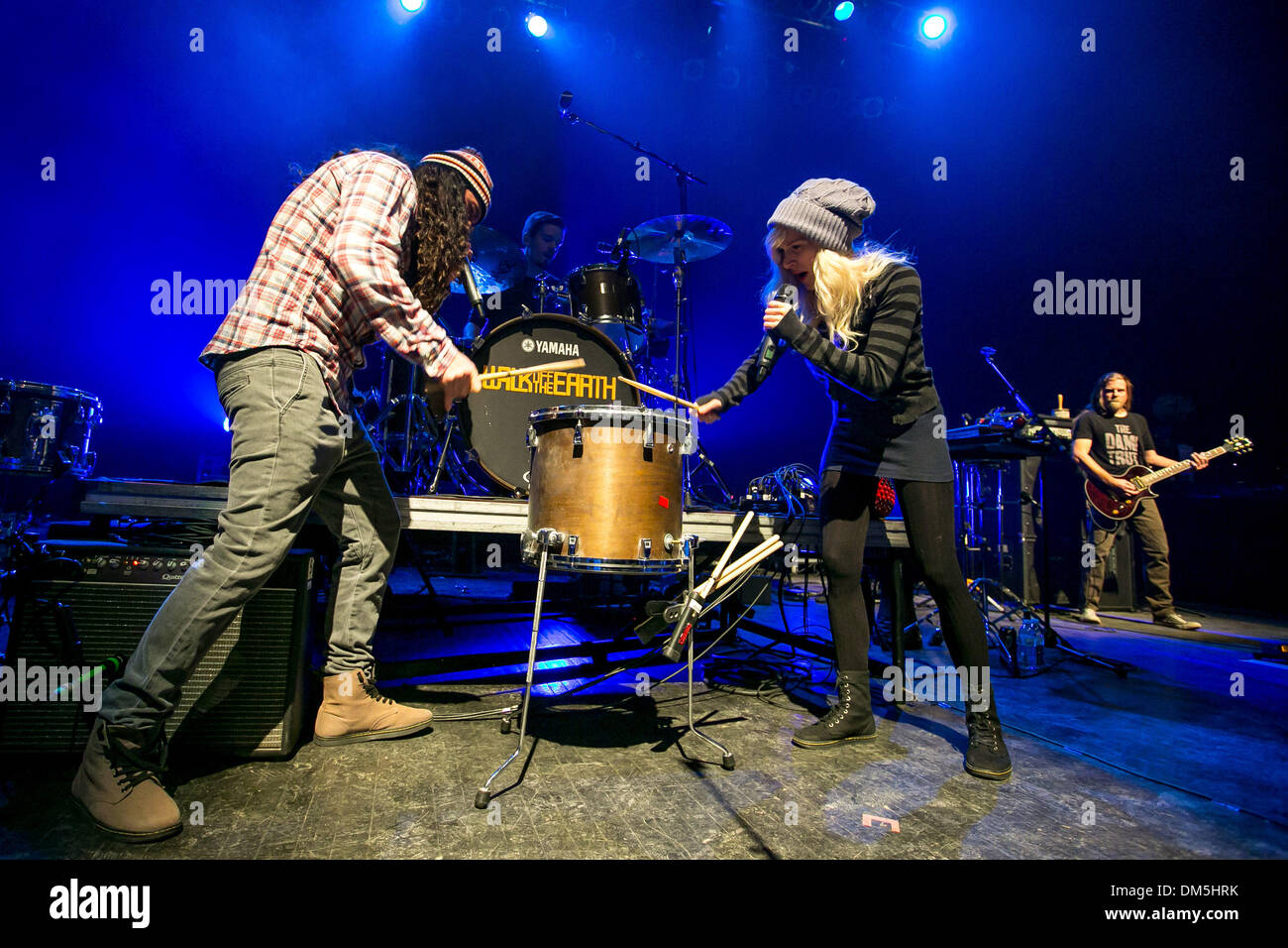 Detroit, Michigan, USA. 11. Dezember 2013. GIANNI LUMINATI und SARAH BLACKWOOD "Walk Off The Earth" führt auf die 93,9 des Fluss Winter Ice Breaker an The Fillmore. Bildnachweis: Marc Nader/ZUMA Press/Alamy Live-Nachrichten Stockfoto