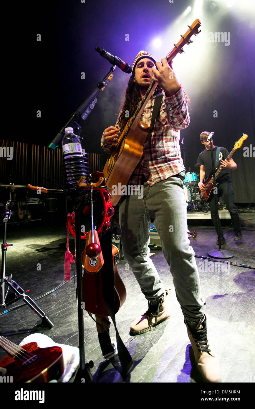 Detroit, Michigan, USA. 11. Dezember 2013. GIANNI LUMINATI "Walk Off The Earth" führt auf die 93,9 des Fluss Winter Ice Breaker an The Fillmore. Bildnachweis: Marc Nader/ZUMA Press/Alamy Live-Nachrichten Stockfoto