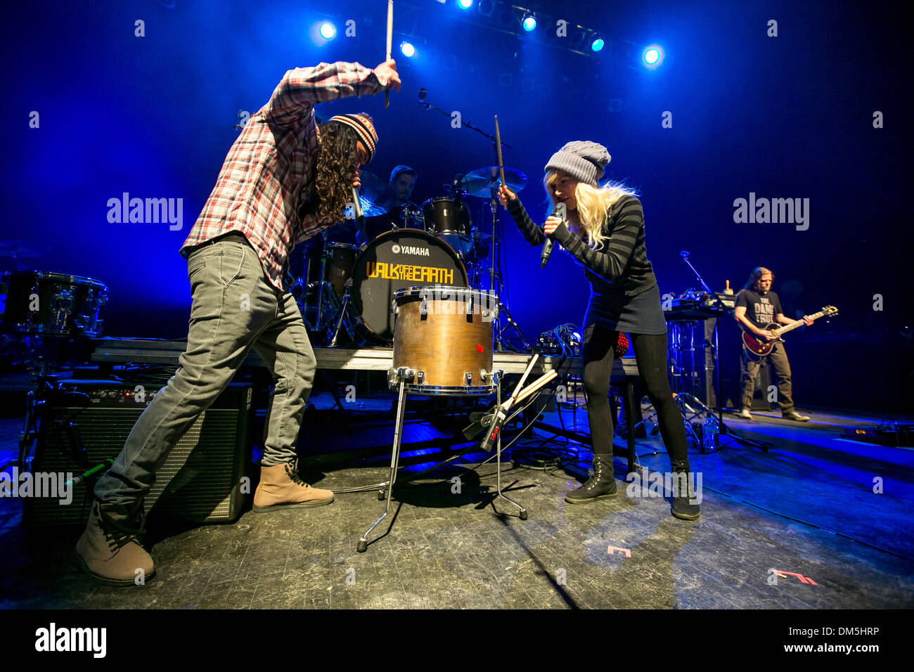 Detroit, Michigan, USA. 11. Dezember 2013. GIANNI LUMINATI und SARAH BLACKWOOD "Walk Off The Earth" führt auf die 93,9 des Fluss Winter Ice Breaker an The Fillmore. Bildnachweis: Marc Nader/ZUMA Press/Alamy Live-Nachrichten Stockfoto