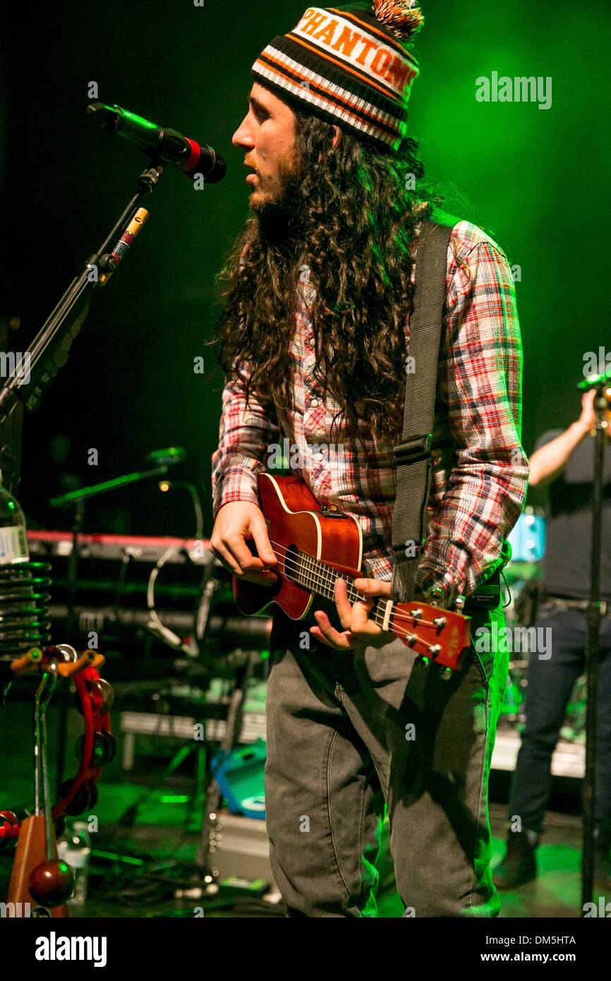 Detroit, Michigan, USA. 11. Dezember 2013. GIANNI LUMINATI "Walk Off The Earth" führt auf die 93,9 des Fluss Winter Ice Breaker an The Fillmore. Bildnachweis: Marc Nader/ZUMA Press/Alamy Live-Nachrichten Stockfoto