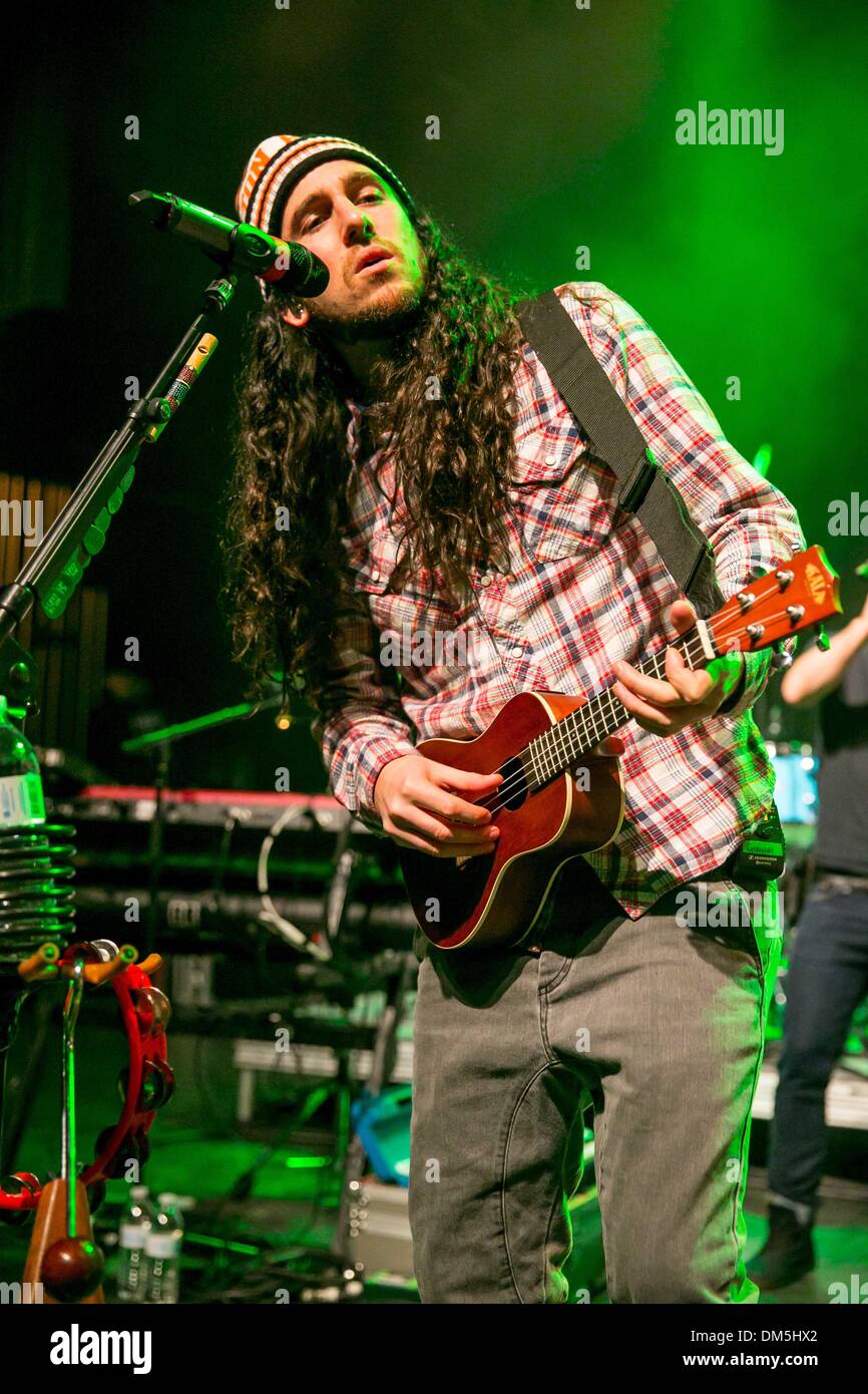 Detroit, Michigan, USA. 11. Dezember 2013. GIANNI LUMINATI "Walk Off The Earth" führt auf die 93,9 des Fluss Winter Ice Breaker an The Fillmore. Bildnachweis: Marc Nader/ZUMA Press/Alamy Live-Nachrichten Stockfoto