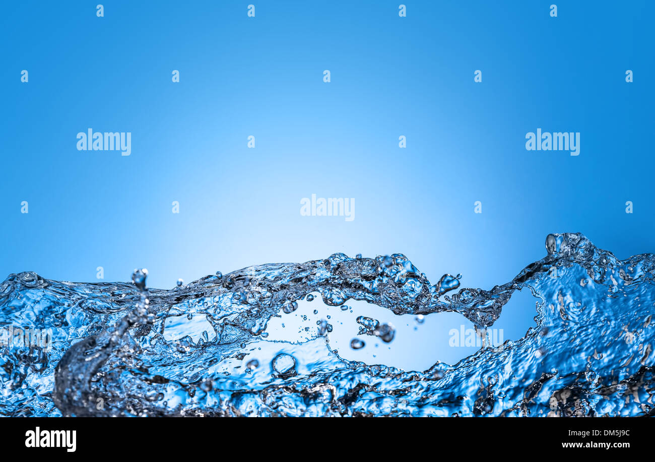 sauberes Wasser Spritzen auf blauem Hintergrund. Wasser ist eine notwendige Bedingung für die Existenz des Lebens auf der Erde Stockfoto