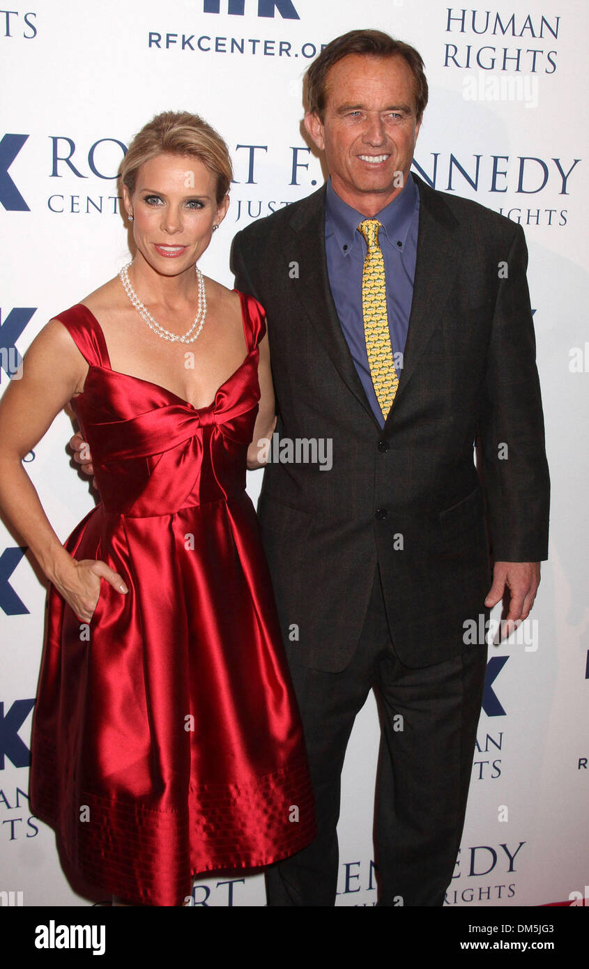 New York, New York, USA. 11. Dezember 2013. CHERYL HINES und ROBERT KENNEDY JR. besuchen "2013 Ripple of Hope Awards im New York Hilton Hotel statt. Bildnachweis: Nancy Kaszerman/ZUMAPRESS.com/Alamy Live-Nachrichten Stockfoto
