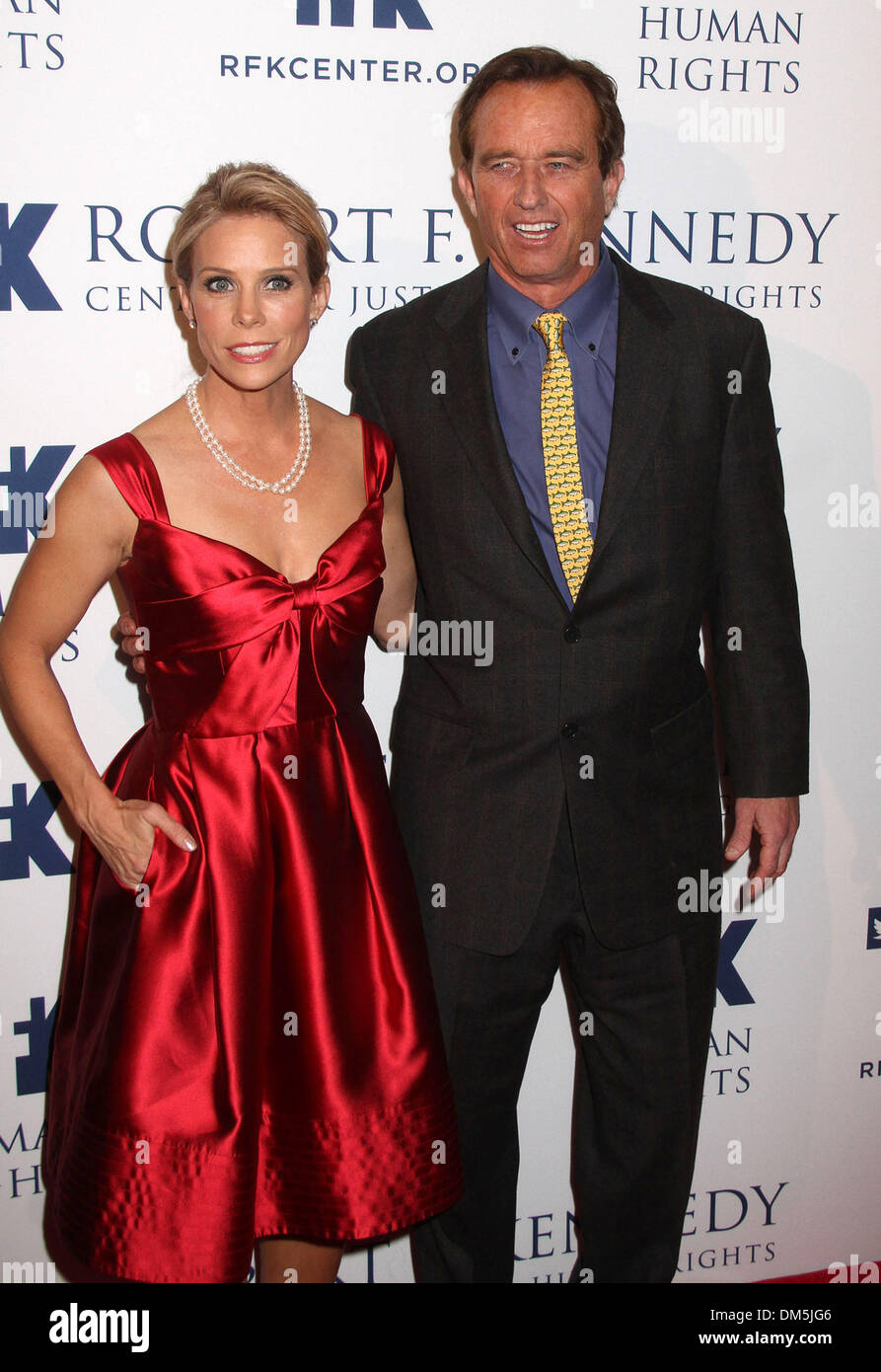 New York, New York, USA. 11. Dezember 2013. CHERYL HINES und ROBERT KENNEDY JR. besuchen "2013 Ripple of Hope Awards im New York Hilton Hotel statt. Bildnachweis: Nancy Kaszerman/ZUMAPRESS.com/Alamy Live-Nachrichten Stockfoto