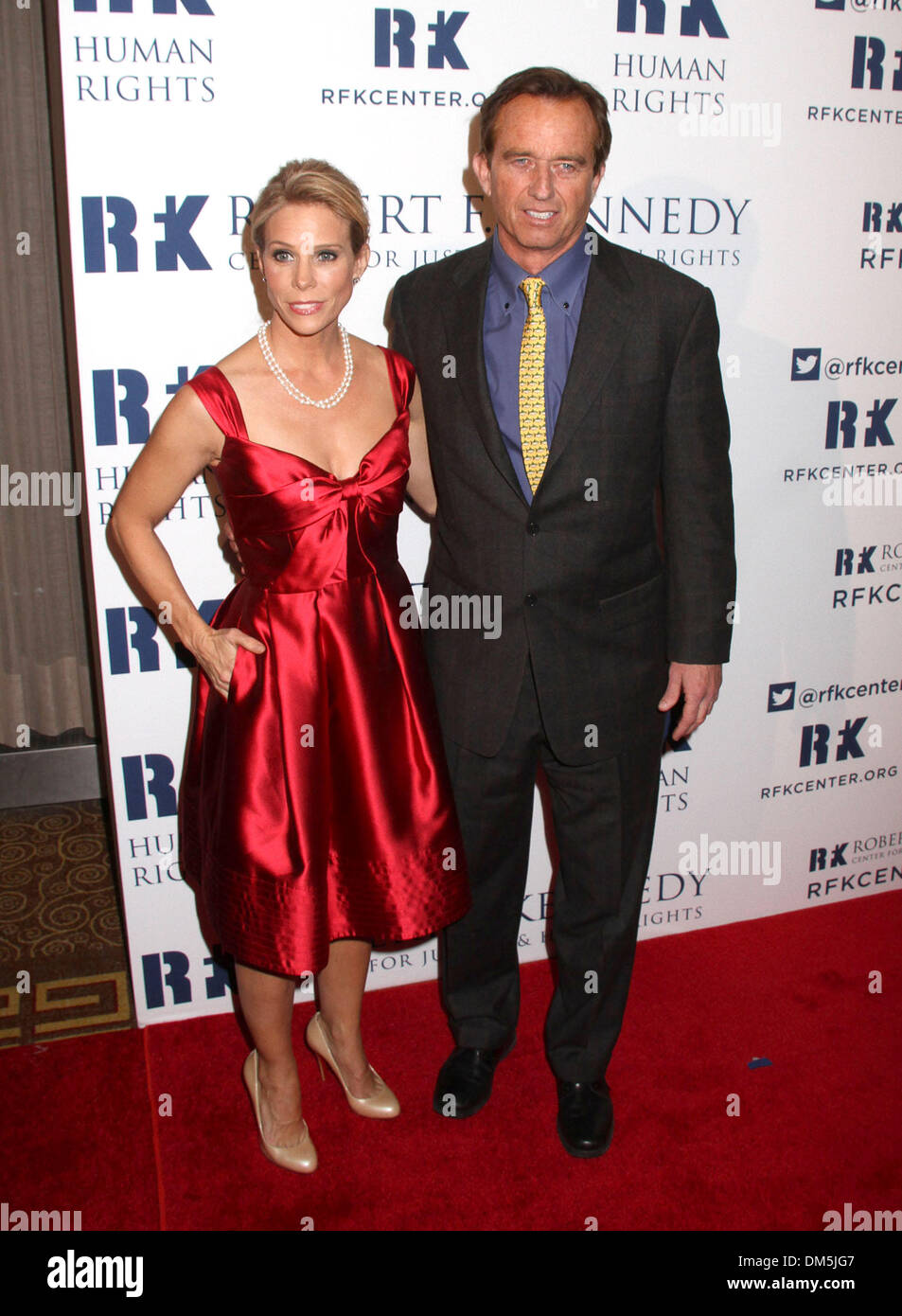 New York, New York, USA. 11. Dezember 2013. CHERYL HINES und ROBERT KENNEDY JR. besuchen "2013 Ripple of Hope Awards im New York Hilton Hotel statt. Bildnachweis: Nancy Kaszerman/ZUMAPRESS.com/Alamy Live-Nachrichten Stockfoto