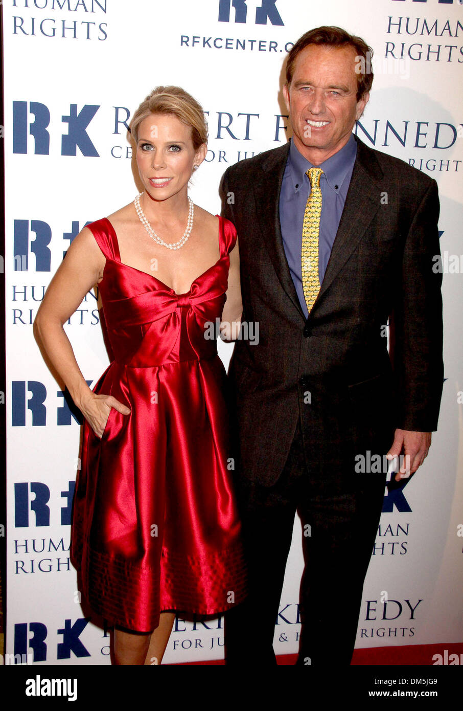 New York, New York, USA. 11. Dezember 2013. CHERYL HINES und ROBERT KENNEDY JR. besuchen "2013 Ripple of Hope Awards im New York Hilton Hotel statt. Bildnachweis: Nancy Kaszerman/ZUMAPRESS.com/Alamy Live-Nachrichten Stockfoto