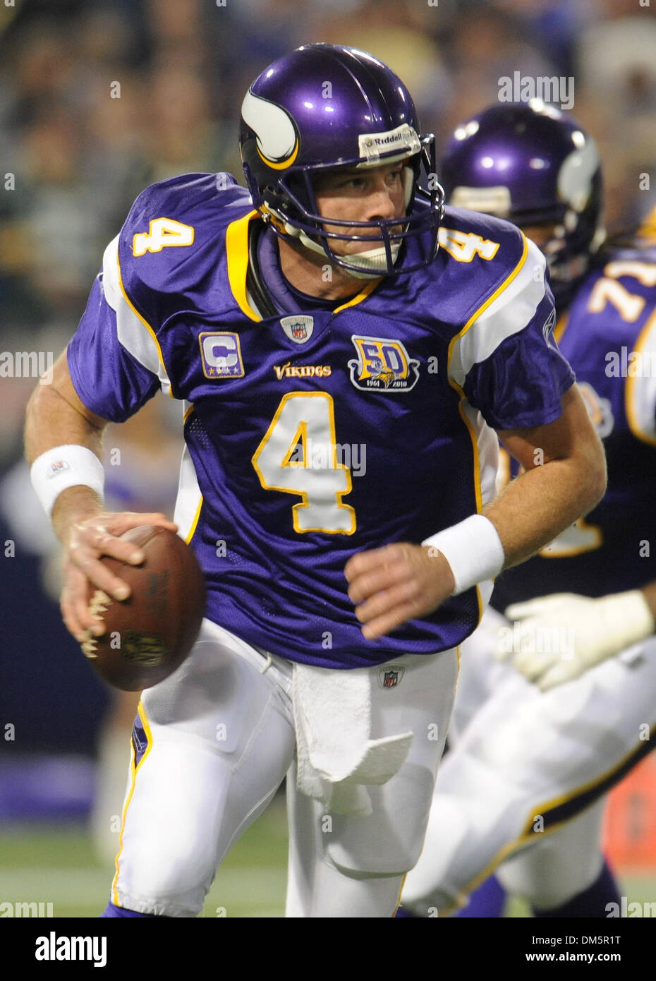 21. November 2009 - Minneapolis, Minnesota, Vereinigte Staaten von Amerika - Minnesota Vikings-quarterback Brett Favre (#4) kriecht, um zu vermeiden, Green Bay Packers Linebacker Clay Matthews (#52) im ersten Quartal des Spiels zwischen den Green Bay Packers und die Minnesota Vikings die Mall of America Field in Minneapolis, Minnesota.  Die Packers besiegten die Wikinger 31-3. (Kredit-Bild: © Stockfoto