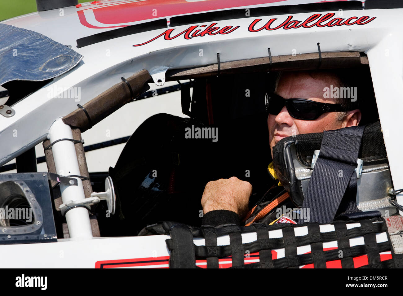 1. Dezember 2009 - Brooklyn, Michigan, USA - 15. August 2009: Mike Wallace wartet seinerseits für die NASCAR Nationwide Series auf dem Michigan International Speedway in Brooklyn zu qualifizieren. (Kredit-Bild: © Southcreek Global/ZUMApress.com) Stockfoto