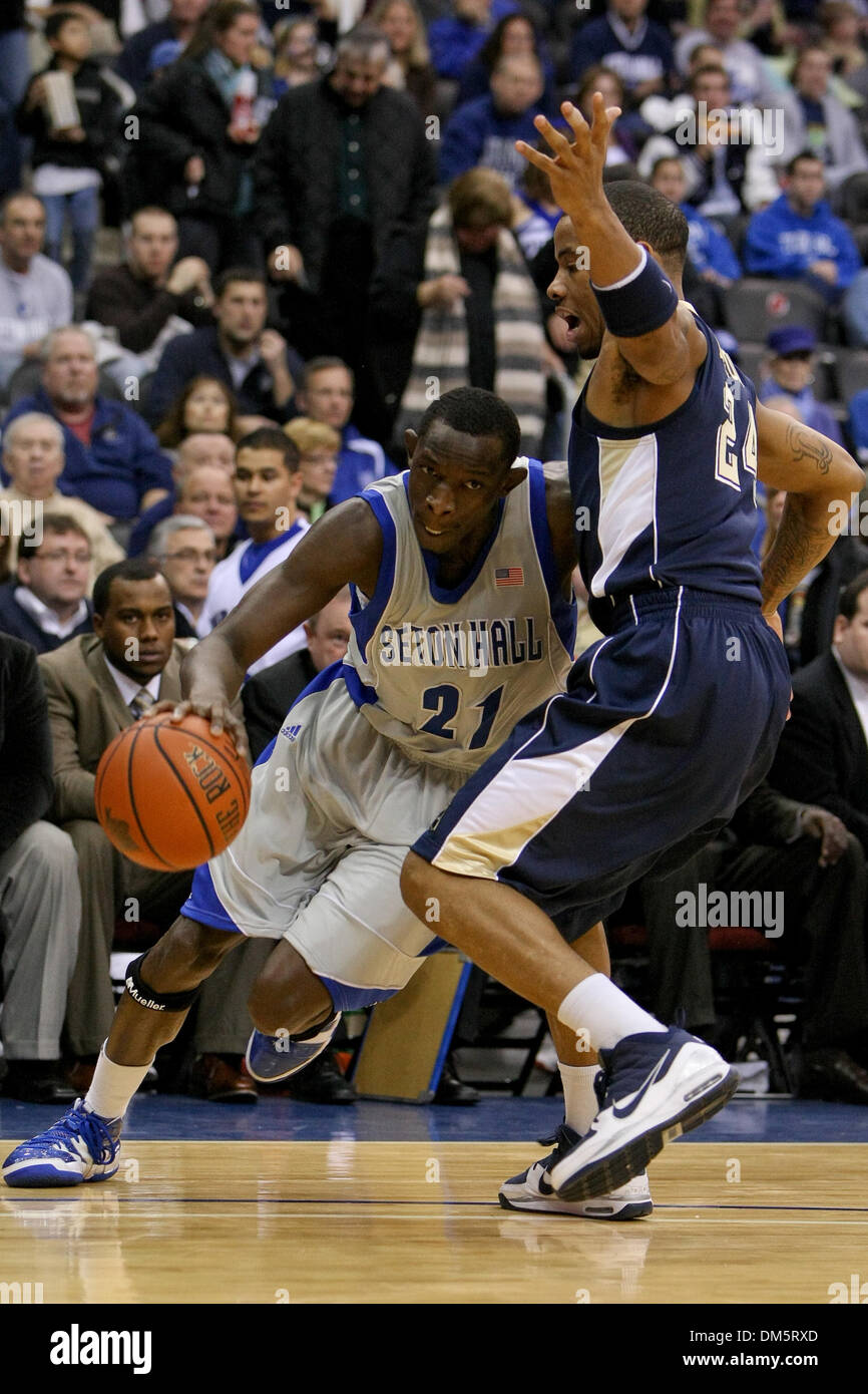 24. Januar 2010 - Newark, New Jersey, USA - 24. Januar 2010: Seton Hall Guard Jeremy Hazell #21 fährt in den Korb gegen Pittsburgh Garde Jermaine Dixon #24 während der ersten Hälfte des Spiels im Prudential Center in Newark, New Jersey statt.  Bei der Hälfte, Seton Hall Pirates führt Pittsburgh Panthers 30-26..Mandatory Credit: Alan Maglaque / Southcreek Global (Credit-Bild: © Southcreek Stockfoto