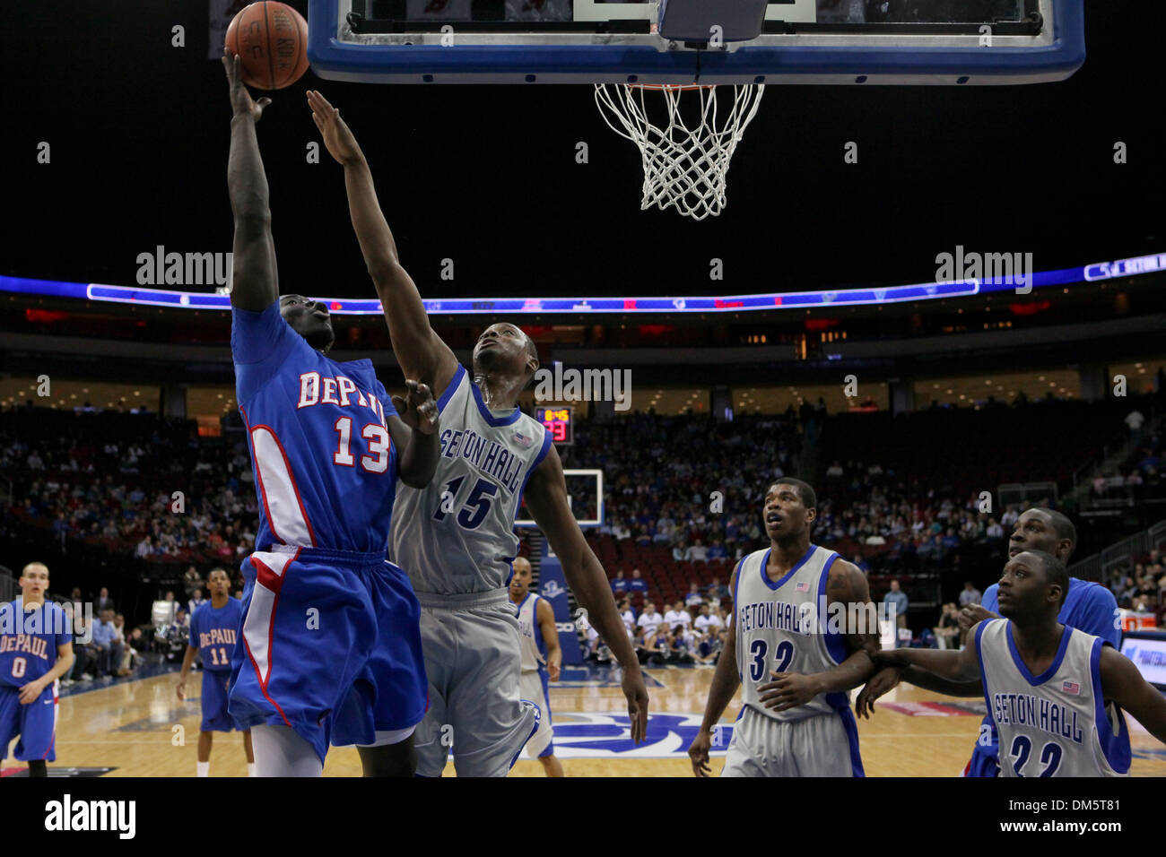 14. Februar 2010 - Newark, New Jersey, USA - 14. Februar 2010: DePaul vorwärts-/Mitte Mac Koshwal #13 in den Korb gegen Seton Hall treibt Kraut Papst #15 während der ersten Hälfte des Spiels im Prudential Center in Newark, New Jersey statt. Seton Hall Pirates führt die DePaul Blue Demons 50-35..Mandatory Credit: Alan Maglaque / Southcreek Global (Credit-Bild: © Southcreek Stockfoto