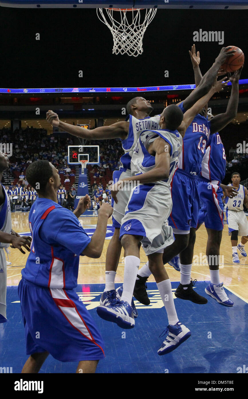 14. Februar 2010 - Newark, New Jersey, USA - 14. Februar 2010: DePaul vorwärts-/Mitte Mac Koshwal #13 Kämpfe für den Abpraller gegen Seton Hall weiterleiten Kraut Papst #15 in der zweiten Hälfte des Spiels im Prudential Center in Newark, New Jersey statt. Seton Hall Pirates besiegt die DePaul Blue Demons 79-71..Mandatory Credit: Alan Maglaque / Southcreek Global (Credit-Bild: © South Stockfoto
