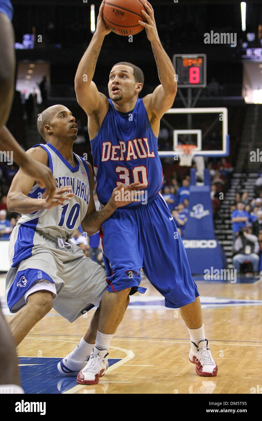 14. Februar 2010 - Newark, New Jersey, USA - 14. Februar 2010: DePaul Wache Will Walker #30 fährt die Spur gegen Seton Hall Garde Jordan Theodore #10 in der zweiten Hälfte des Spiels im Prudential Center in Newark, New Jersey statt.  Seton Hall Pirates besiegt die DePaul Blue Demons 79-71..Mandatory Credit: Alan Maglaque / Southcreek Global (Credit-Bild: © Southcreek Global Stockfoto