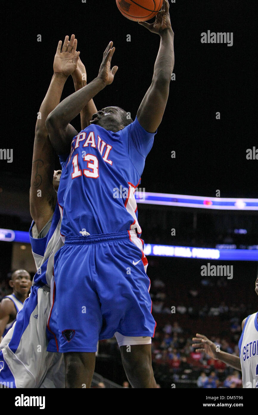 14. Februar 2010 - Newark, New Jersey, USA - 14. Februar 2010: DePaul vorwärts-/Mitte Mac Koshwal #13 in den Korb gegen Seton Hall treibt Kraut Papst #15 in der zweiten Hälfte des Spiels im Prudential Center in Newark, New Jersey statt. Seton Hall Pirates besiegt die DePaul Blue Demons 79-71..Mandatory Credit: Alan Maglaque / Southcreek Global (Credit-Bild: © Southcr Stockfoto