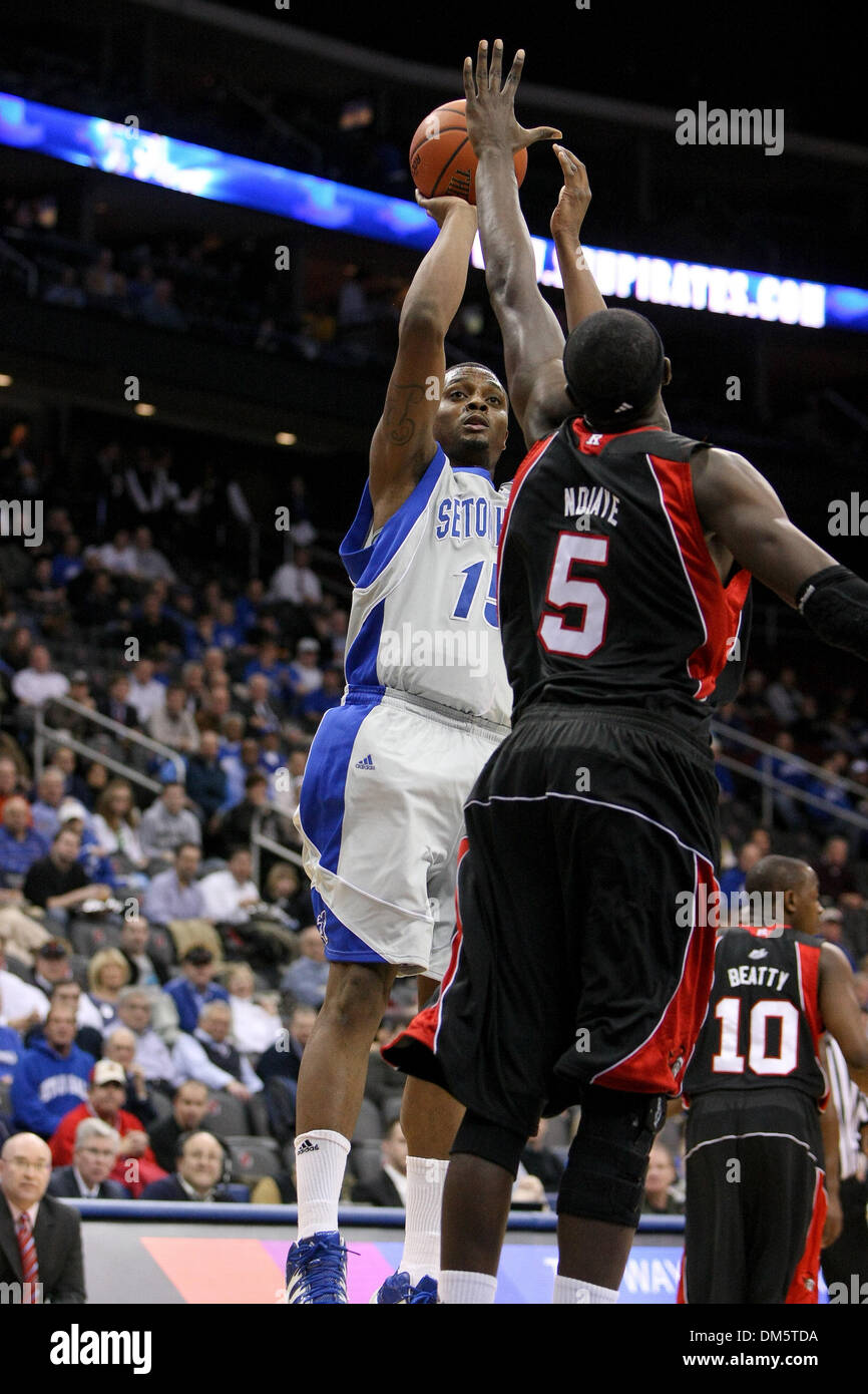 23. Februar 2010 - Newark, New Jersey, USA - 23. Februar 2010: Seton Hall vorwärts Kraut Papst #15 über Rutgers Mitte Hamady Ndiaye #5 in der ersten Hälfte des Spiels schießt im Prudential Center in Newark, New Jersey statt. Seton Hall Pirates führt der Rutgers Scarlet Knights 44 - 29 bei der Hälfte... Obligatorische Credit: Alan Maglaque / Southcreek Global (Kredit-Bild: © Southcreek Glo Stockfoto