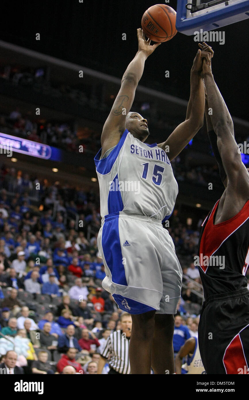 23. Februar 2010 - Newark, New Jersey, USA - 23. Februar 2010: Seton Hall vorwärts Kraut Papst #15 über Rutgers Mitte Hamady Ndiaye #5 in der ersten Hälfte des Spiels schießt im Prudential Center in Newark, New Jersey statt. Seton Hall Pirates führt der Rutgers Scarlet Knights 44 - 29 bei der Hälfte... Obligatorische Credit: Alan Maglaque / Southcreek Global (Kredit-Bild: © Southcreek Glo Stockfoto