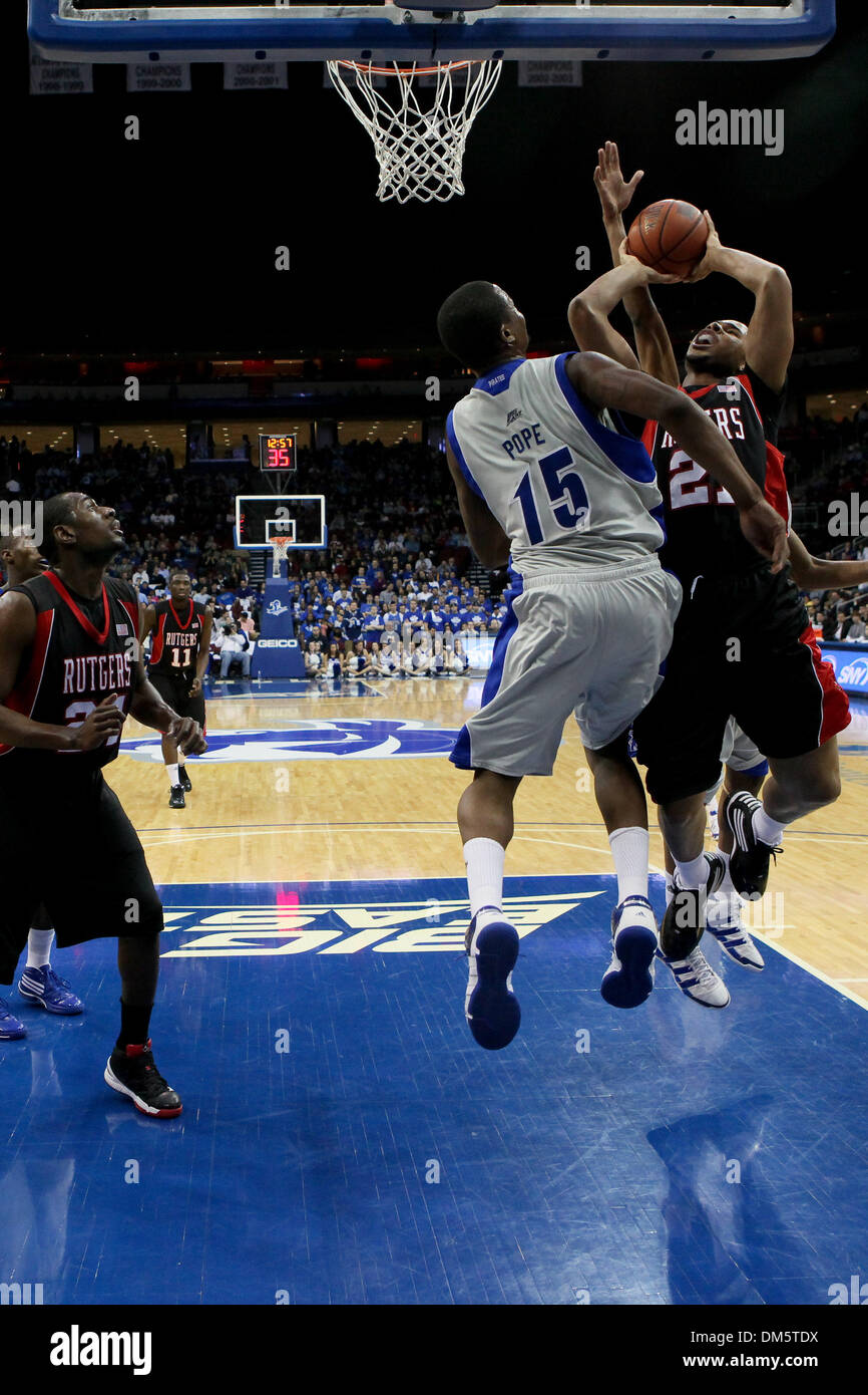 23. Februar 2010 - Newark, New Jersey, USA - 23. Februar 2010: Rutgers vorwärts Austin Johnson #21 in den Korb gegen Seton Hall fährt weiterleiten Kraut Papst #15 während der ersten Hälfte des Spiels im Prudential Center in Newark, New Jersey statt. Seton Hall Pirates führt der Rutgers Scarlet Knights 44 - 29 bei der Hälfte... Obligatorische Credit: Alan Maglaque / Southcreek Global (Credit Imag Stockfoto