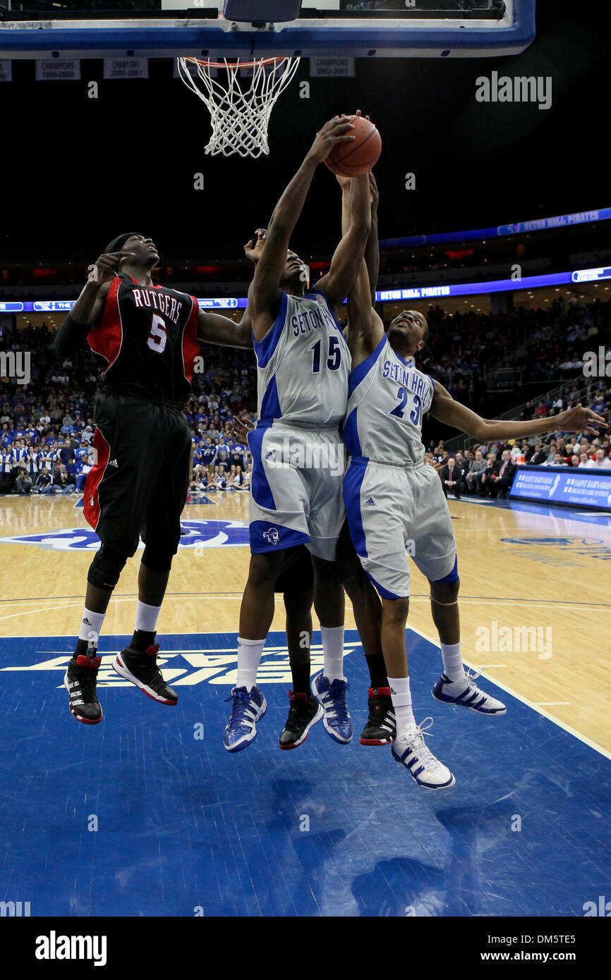 23. Februar 2010 - Newark, New Jersey, USA - 23. Februar 2010: Seton Hall vorwärts Kraut Papst #15 der Erholung während der ersten Hälfte des Spiels im Prudential Center in Newark, New Jersey statt gewinnt. Seton Hall Pirates führt der Rutgers Scarlet Knights 44 - 29 bei der Hälfte... Obligatorische Credit: Alan Maglaque / Southcreek Global (Kredit-Bild: © Southcreek Global/ZUMApress.com) Stockfoto