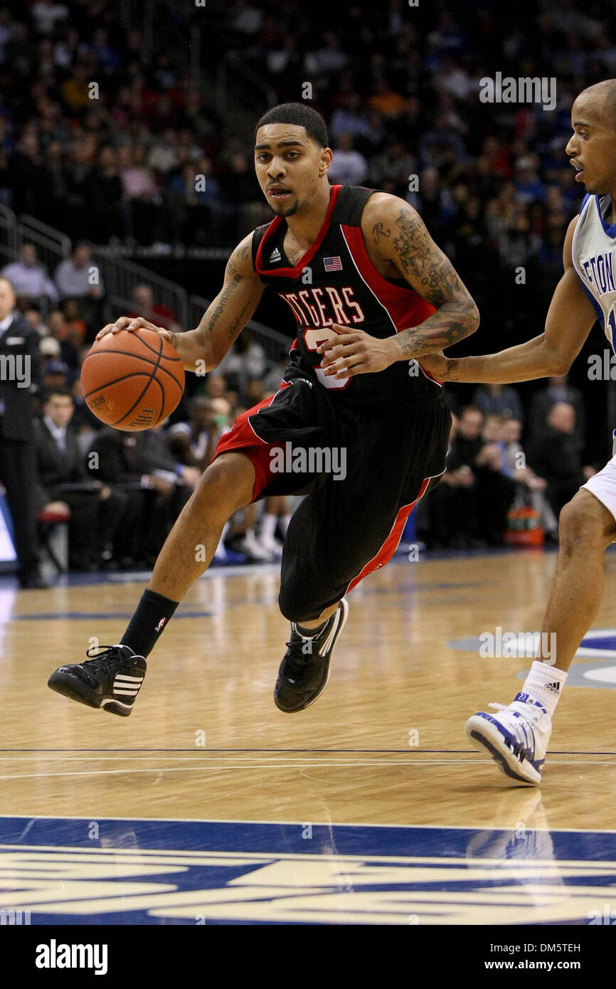 23. Februar 2010 - Newark, New Jersey, USA - 23. Februar 2010: Rutgers Guard Mike Rosario #3 fährt die Bahn gegen Seton Hall Garde Jordan Theodore #10 in der zweiten Hälfte des Spiels im Prudential Center in Newark, New Jersey statt.  Seton Hall Pirates besiegt die Rutgers Scarlet Knights 76 - 70..Mandatory Credit: Alan Maglaque / Southcreek Global (Credit-Bild: © Southcree Stockfoto