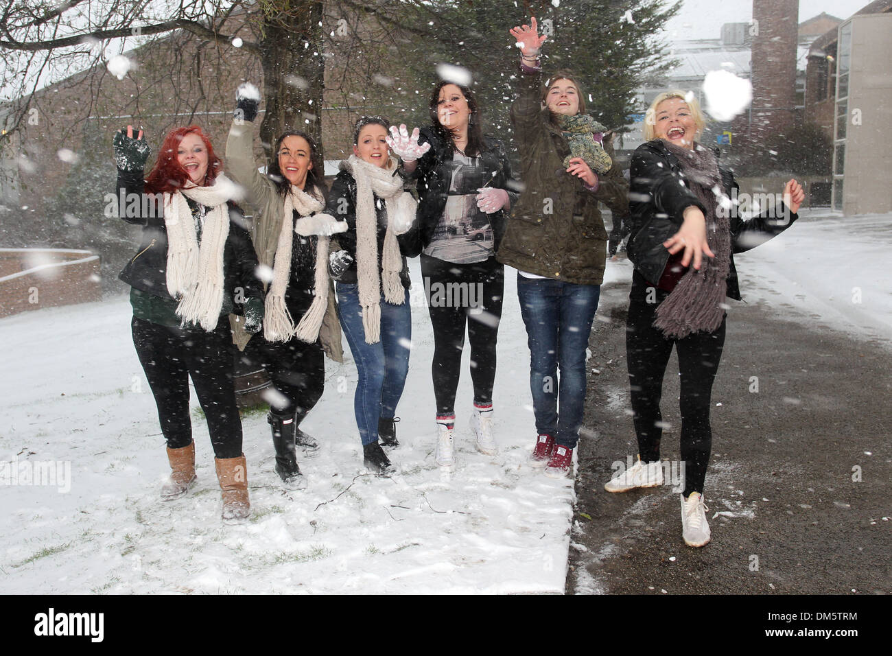 Sechs Studenten abgebildet, die einen Schneeball kämpfen in starkem Schneefall in Brighton, East Sussex. Stockfoto
