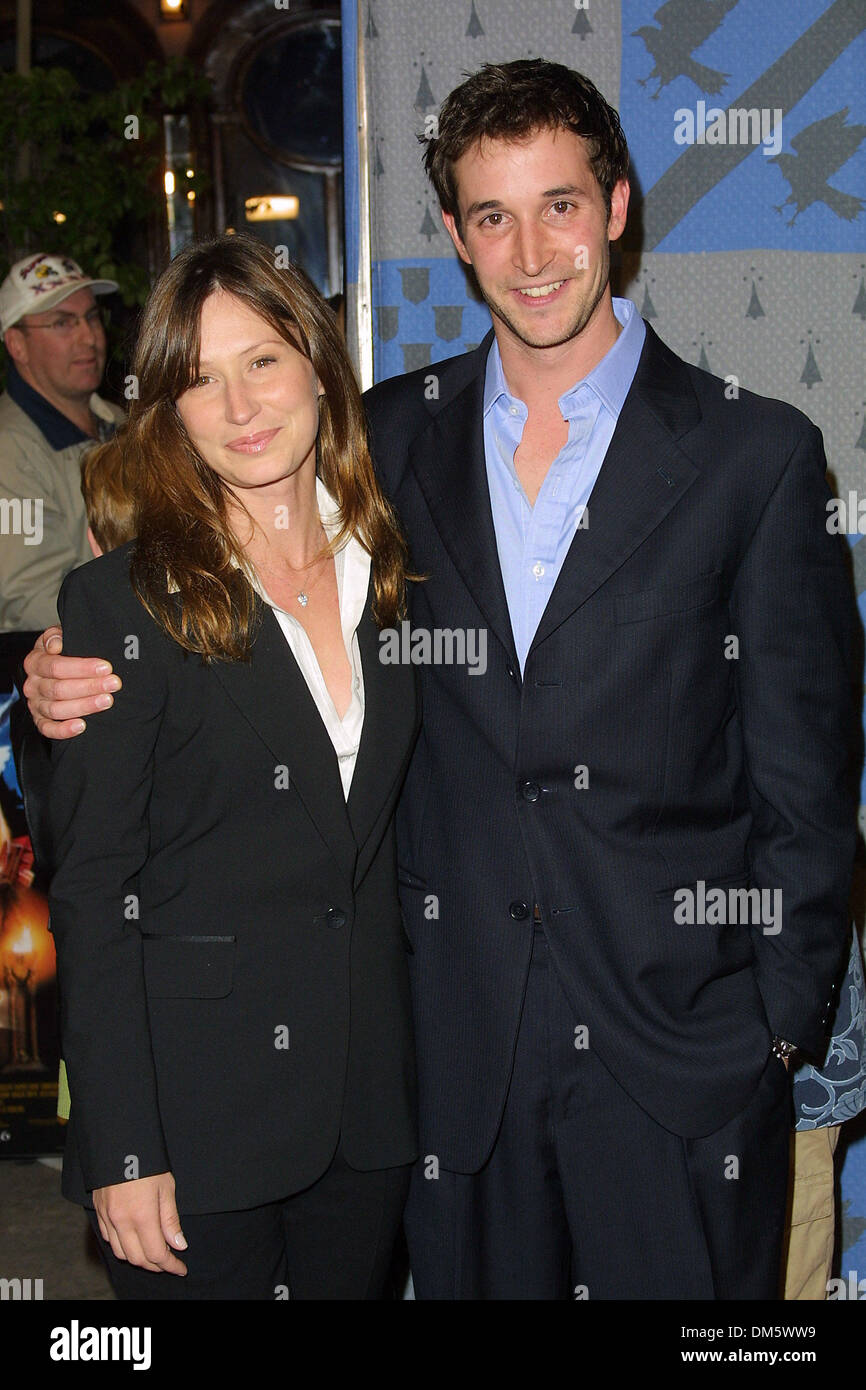 14. November 2001 - HARRY POTTER und der Stein der weisen. LOS ANGELES PREMIERE IM MANN VILLAGE THEATER. NOAH WYLE & FRAU TRACY WARBIN. FITZROY BARRETT / 14.11.2001 K23376FB (D) (Kredit-Bild: © Globe Photos/ZUMAPRESS.com) Stockfoto