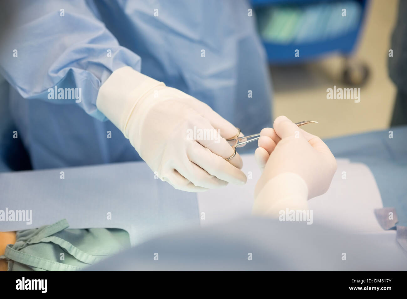 Chirurgen, chirurgische Scheren während der Operation übergeben Stockfoto