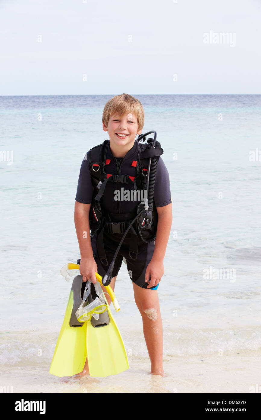 Junge mit Tauchausrüstung Strandurlaub genießen Stockfoto
