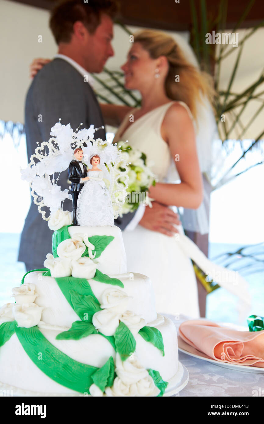 Strand-Hochzeits-Zeremonie mit Kuchen im Vordergrund Stockfoto