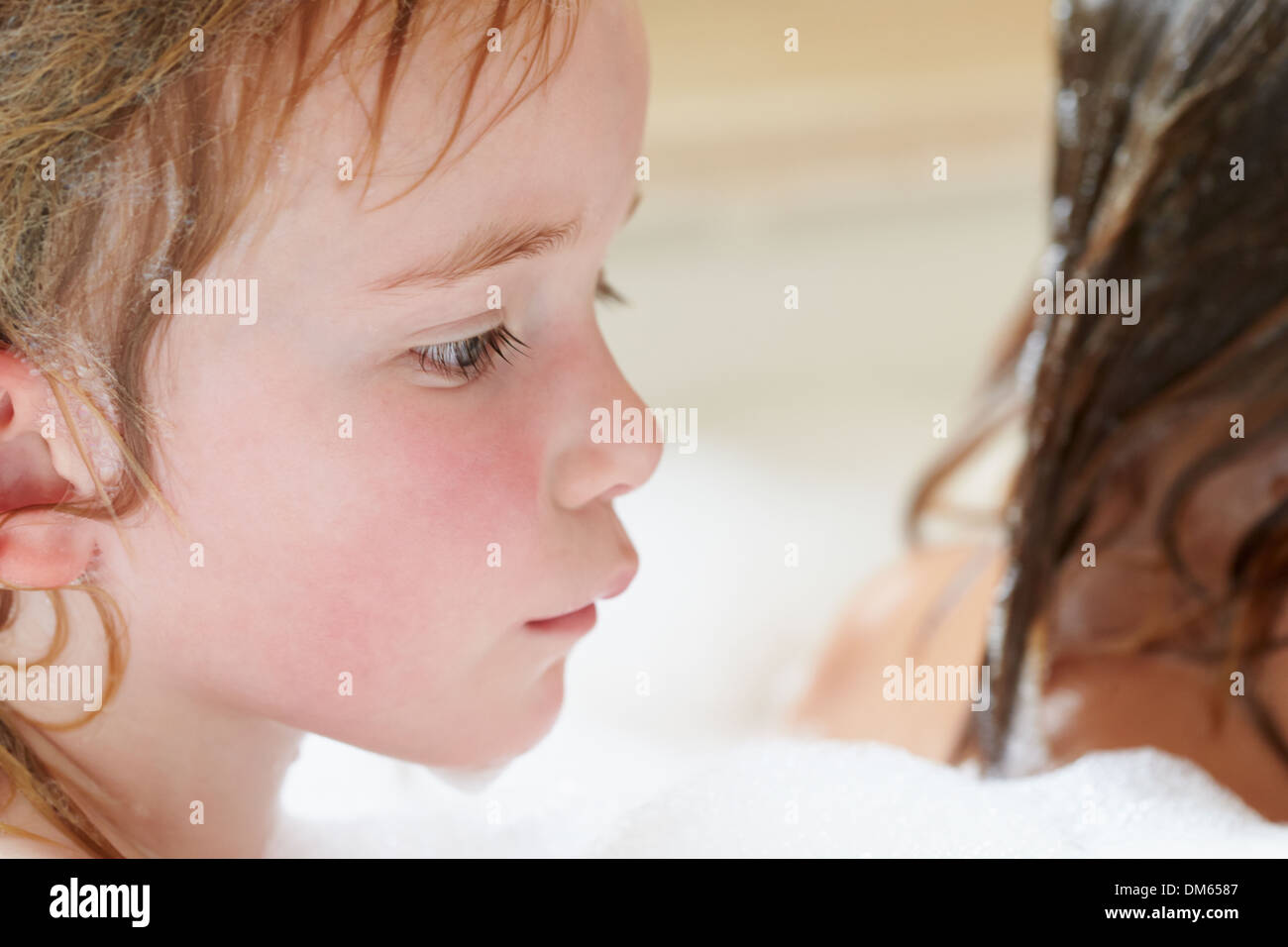 Zwei Mädchen teilen Schaumbad Stockfoto