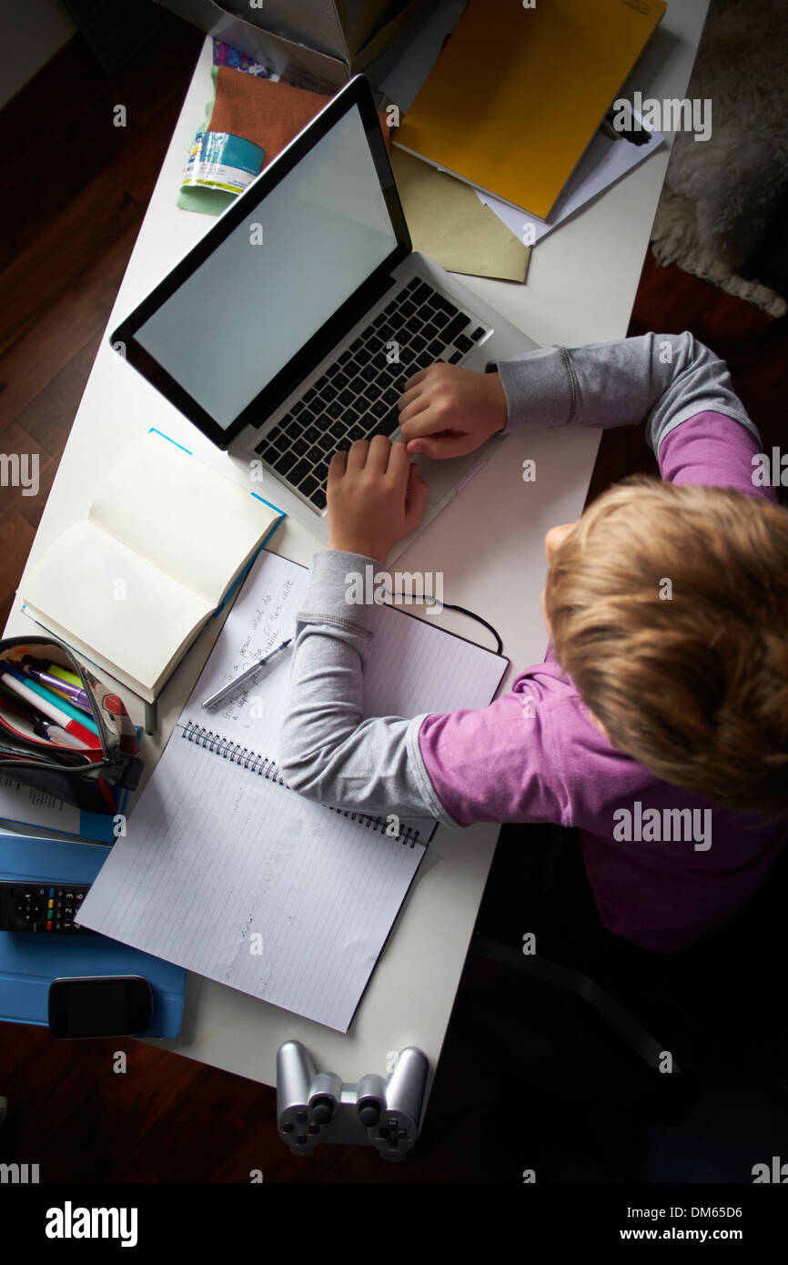 Draufsicht eines jungen studieren In Schlafzimmer mit Laptop Stockfoto