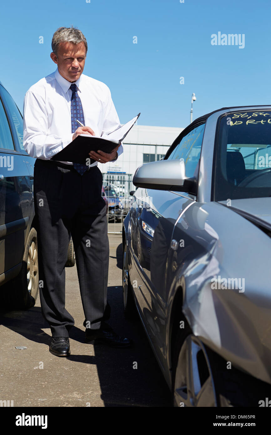 Loss Adjuster Inspektion Auto Unfall beteiligt Stockfoto