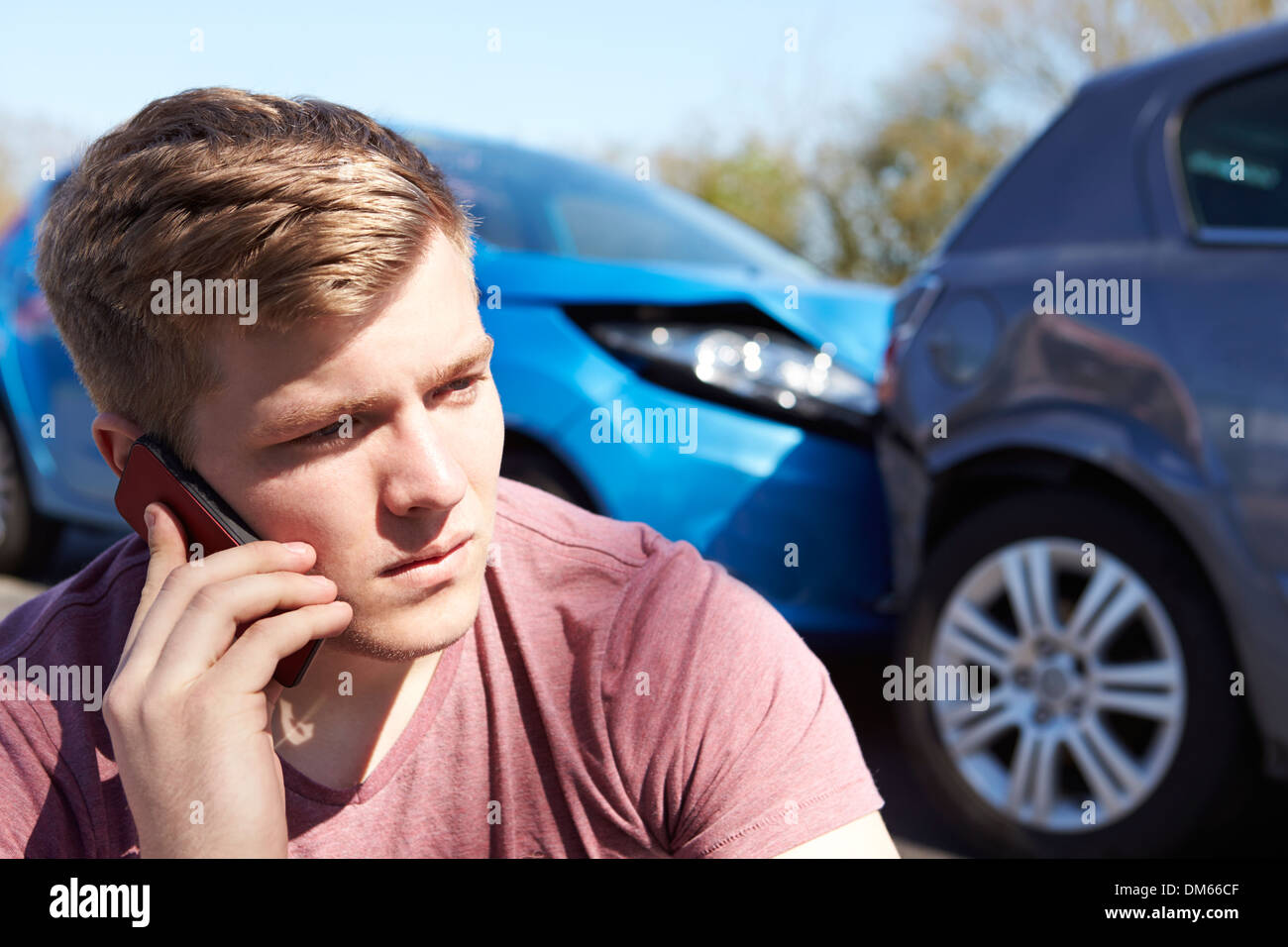 Betonte Fahrer sitzen am Straßenrand nach Verkehrsunfall Stockfoto