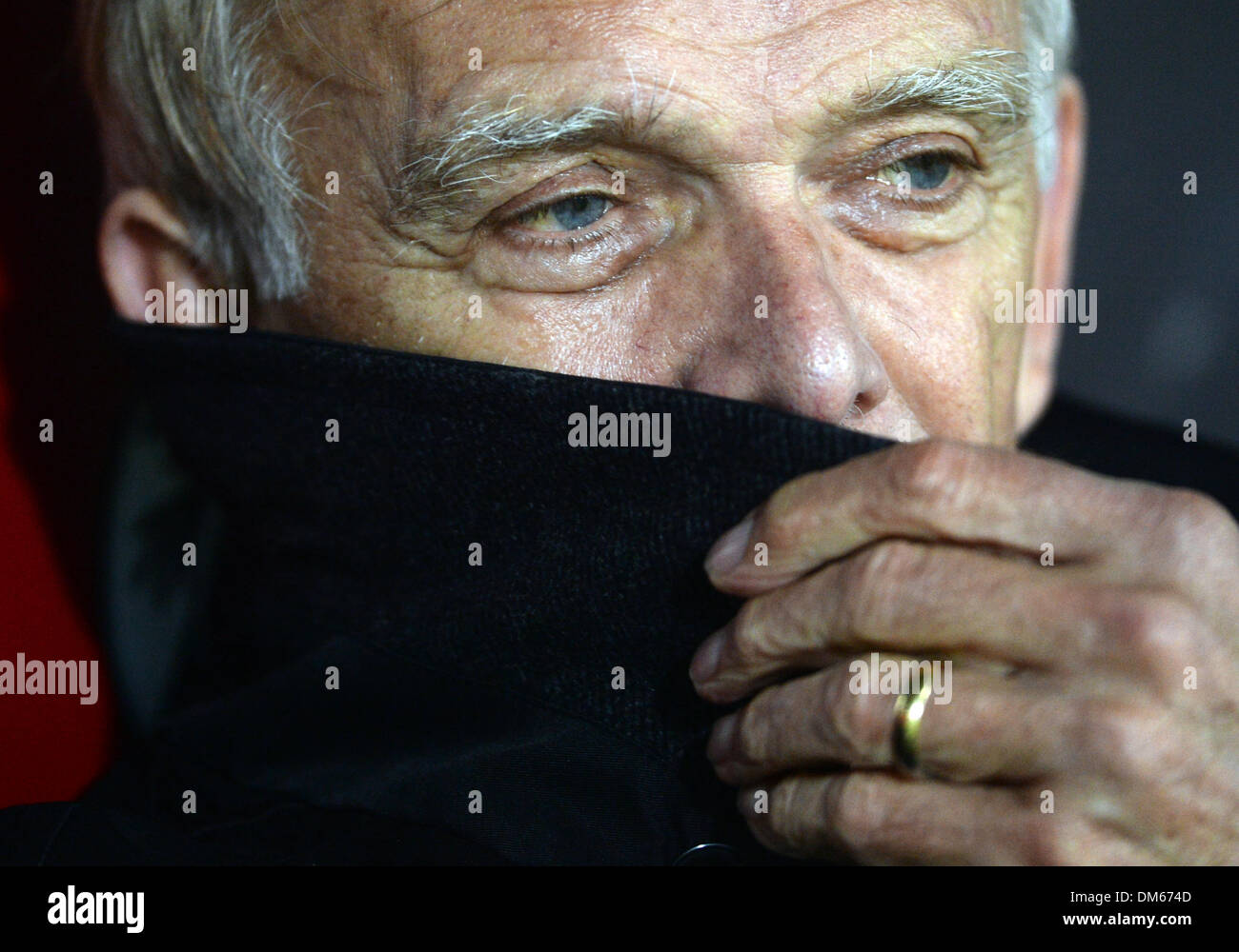 Freiburg, Deutschland. 11. Dezember 2013. Cameroun Trainer Volker Finke Uhren der FC Sevilla Trainingseinheit vor dem Spiel der Europa League Gruppe H Mage Solar-Stadion in Freiburg, Deutschland, 11. Dezember 2013. Foto: PATRICK SEEGER/Dpa/Alamy Live News Stockfoto