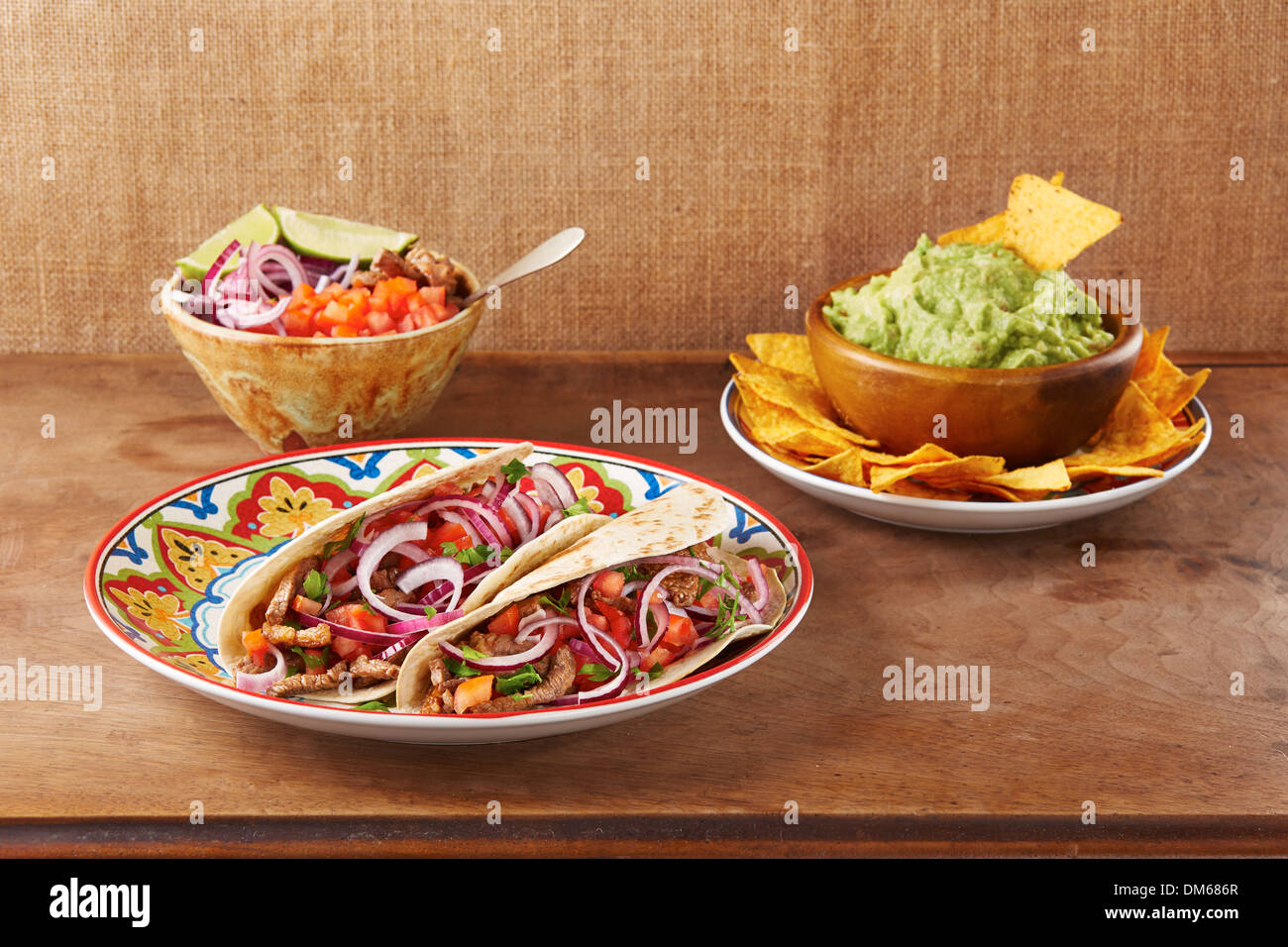 Rind Fleisch und Gemüse mexikanische Tacos mit Guacamole nachos Stockfoto