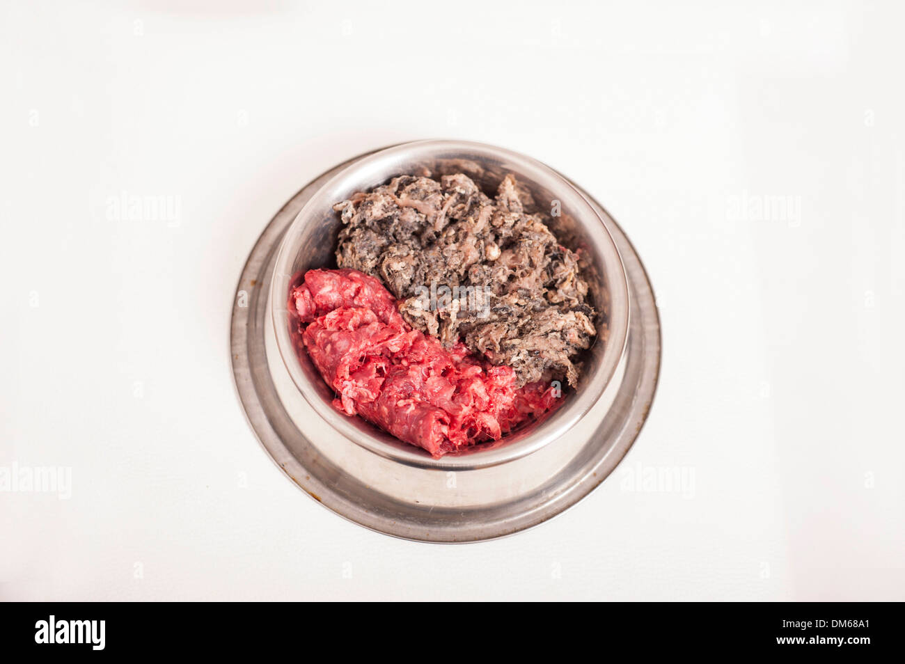 Hundenapf mit zwei Arten von rohem Fleisch, rohen Fütterung, BARF Ernährung, Diät Stockfoto